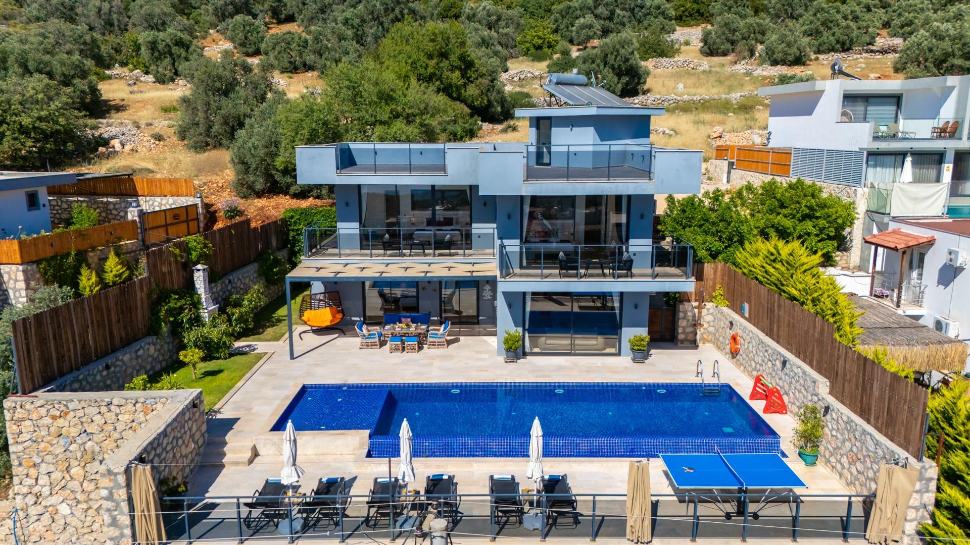 Villanın havadan görünümü, havuz ve bahçe