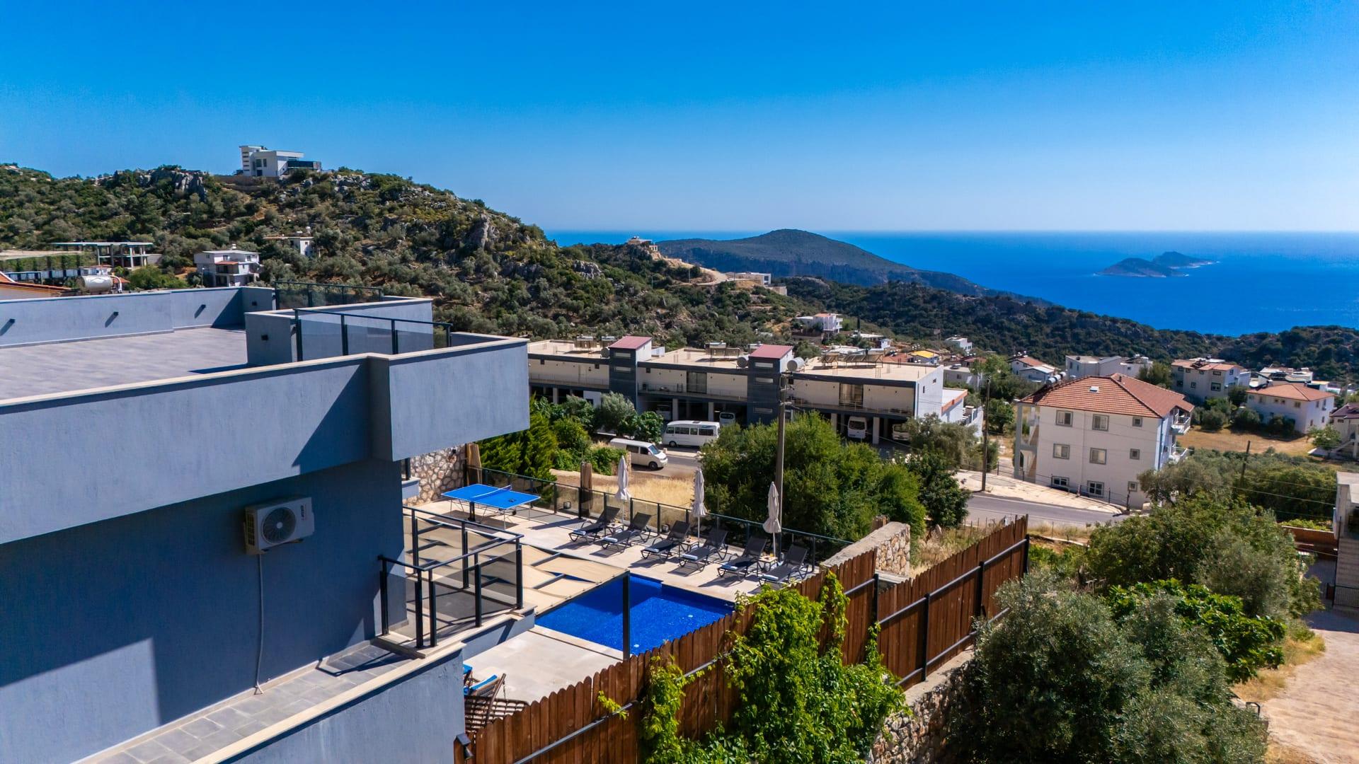 Villadan Kalkan kıyısına ve denize bakış, havadan