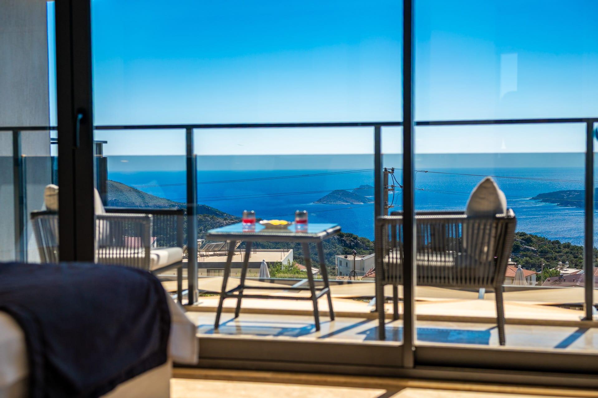Teras masası ve deniz manzarası