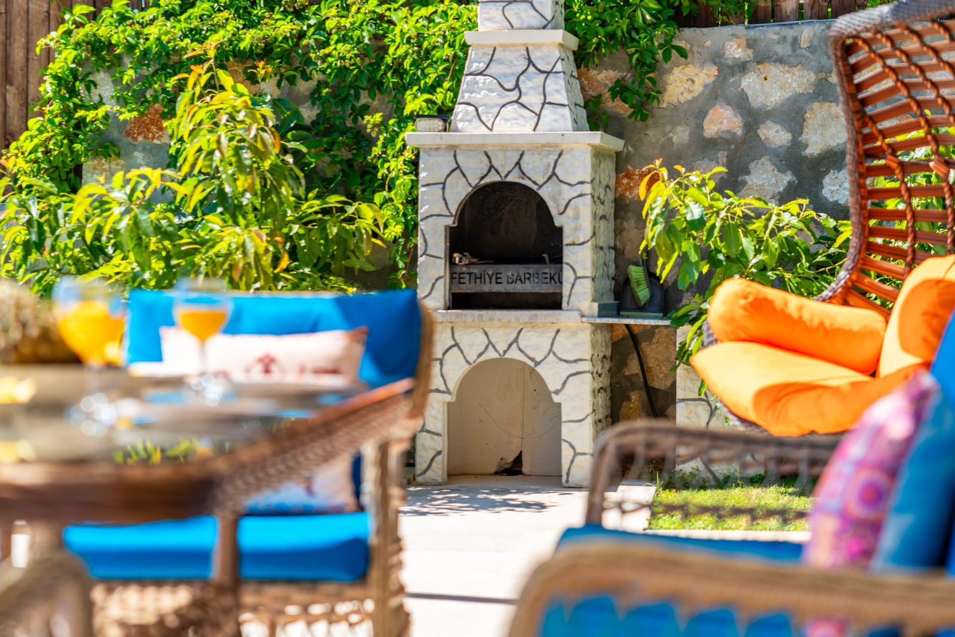 Barbekü alanında hazırlanmış kahvaltı masası