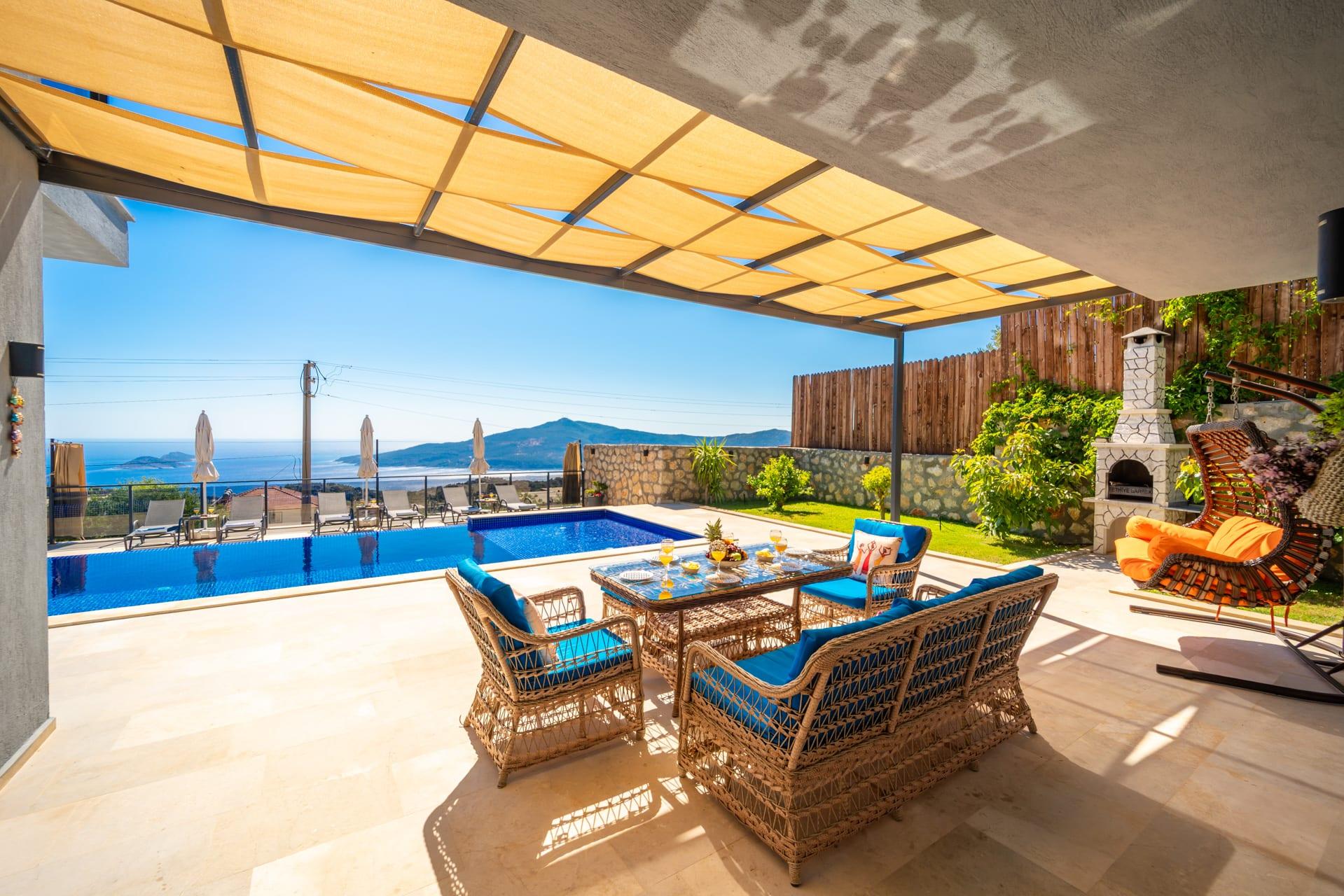 Pergola altında yemek masası ve havuz