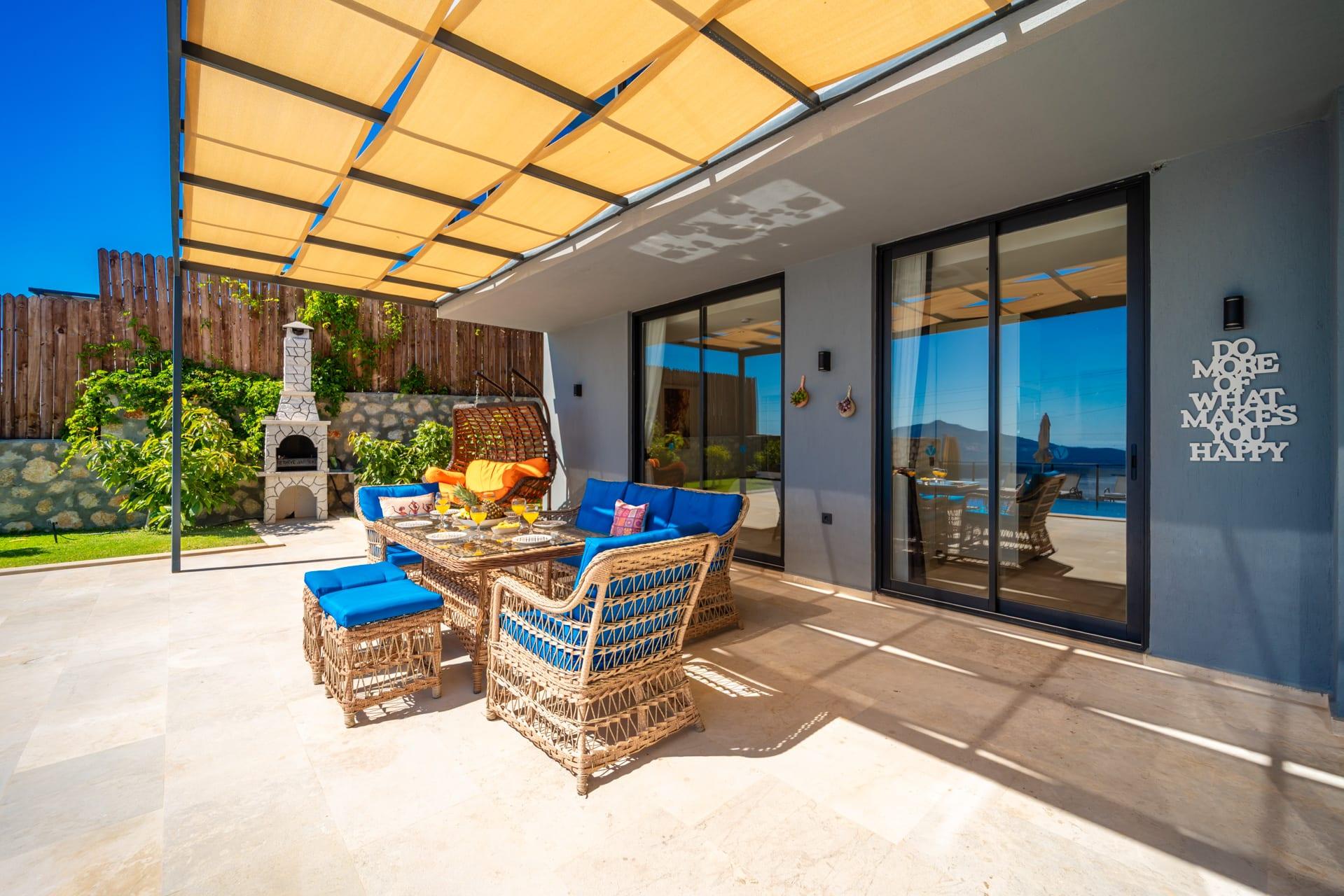 Pergola gölgesinde oturma grubu