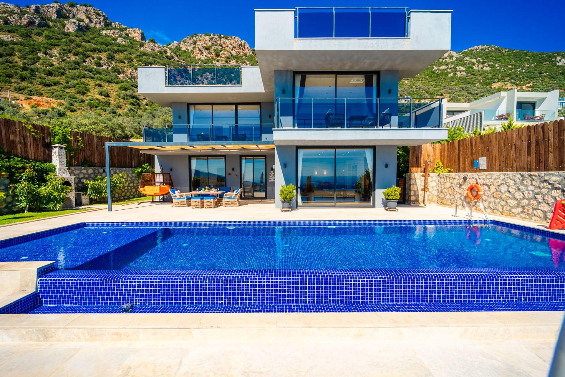 Geniş özel havuz ve villa cephesi