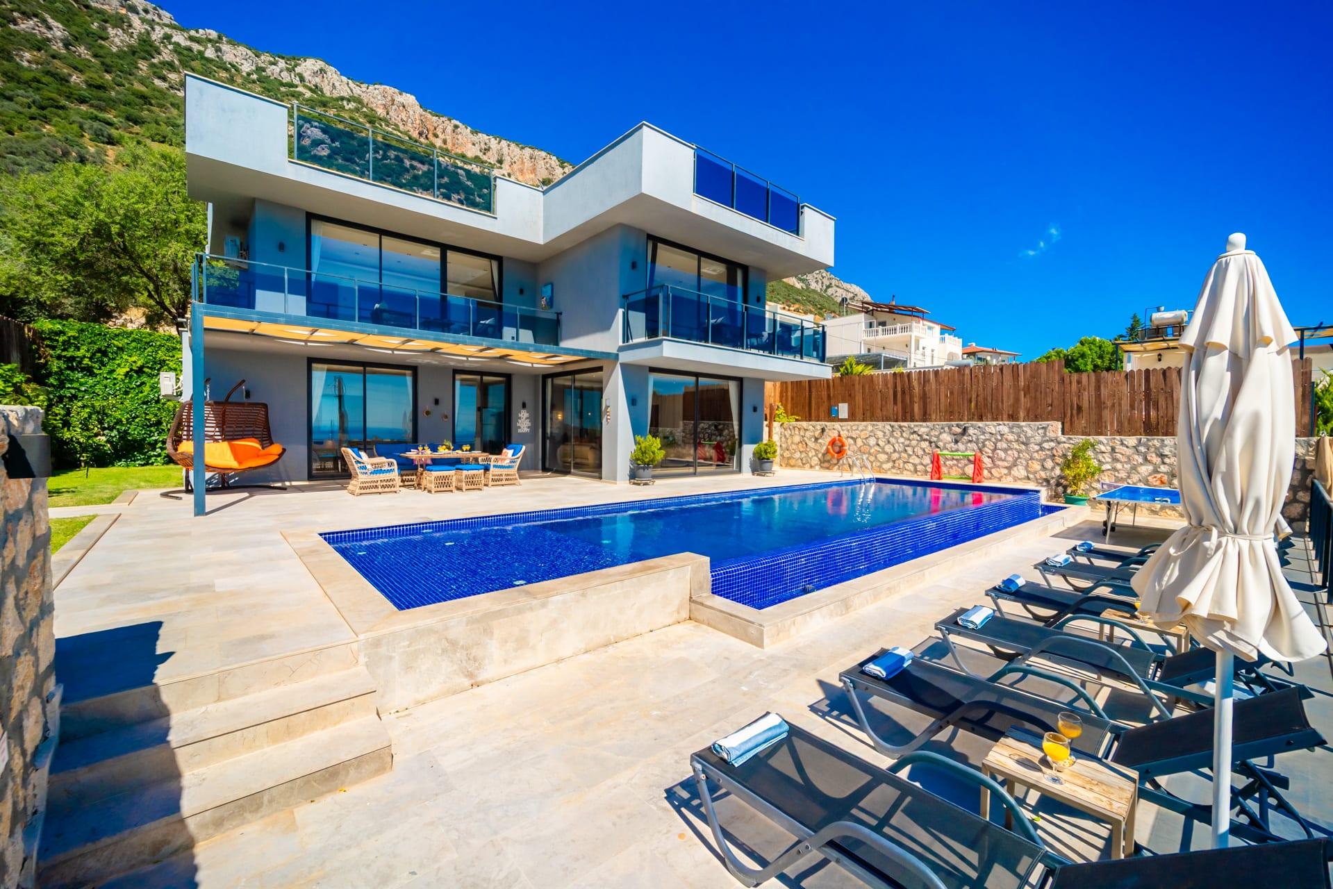 Villa, havuz ve şezlong sırası