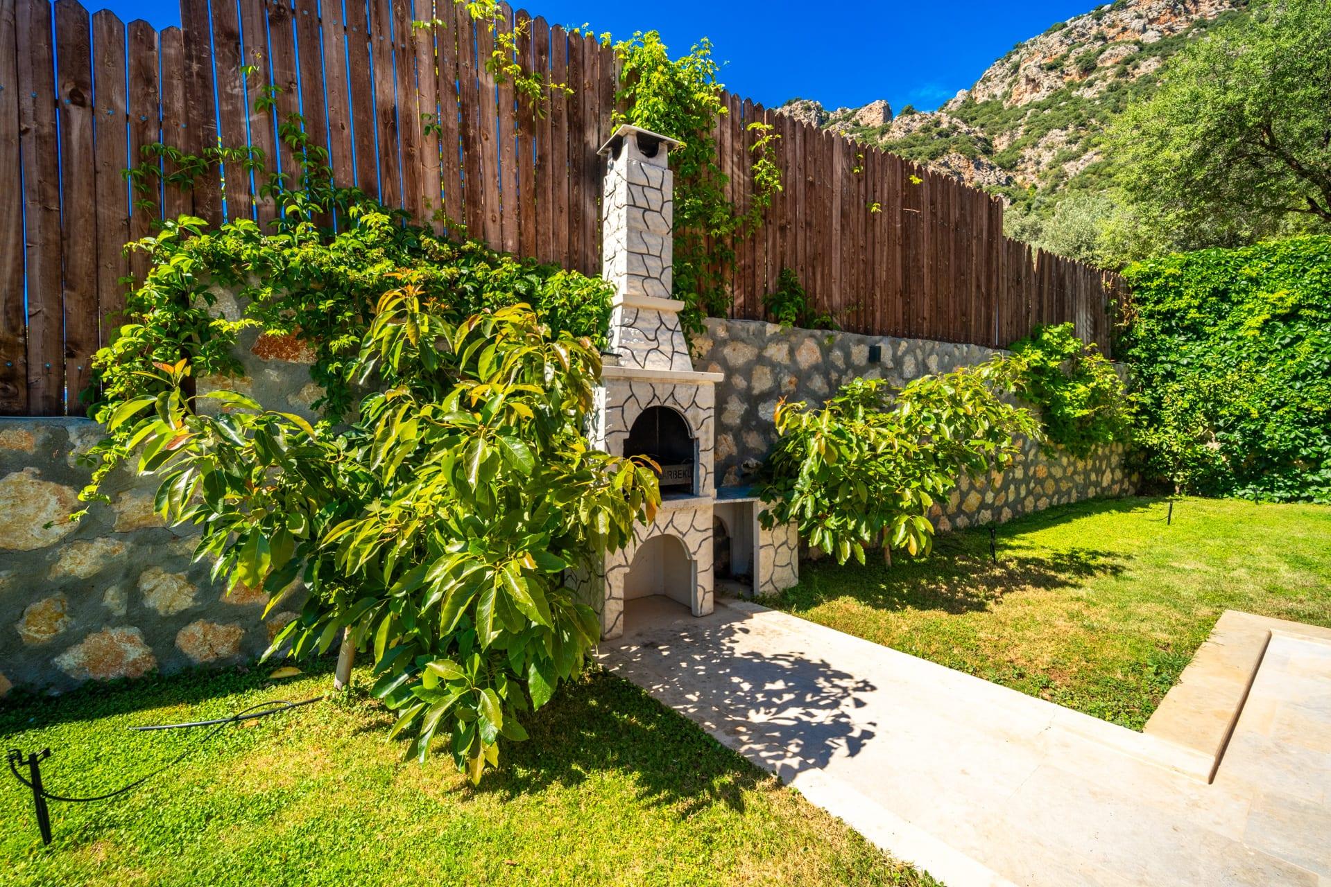 Bahçedeki taş barbekü ve ocak