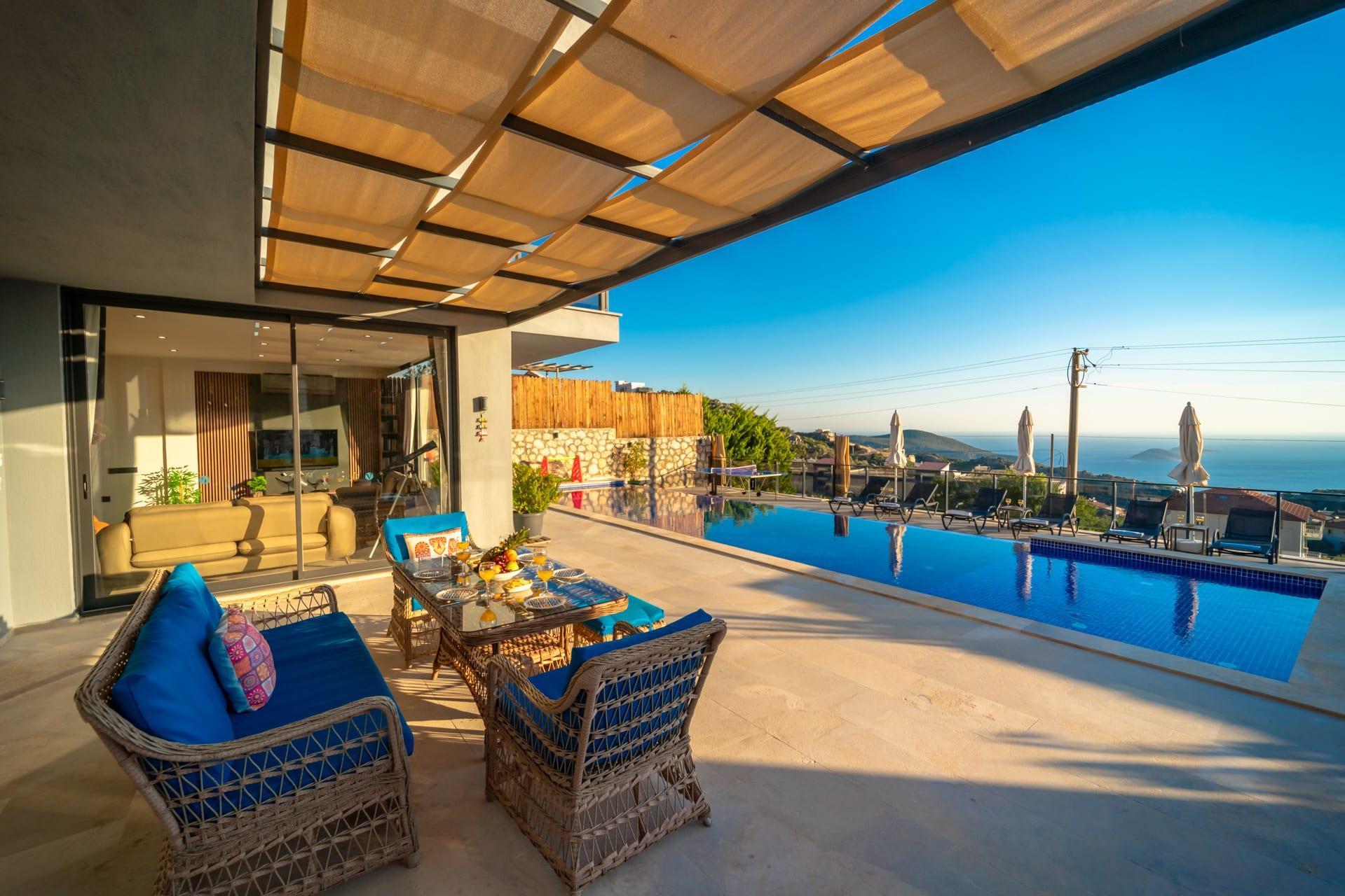 Pergola altında oturma grubu ve havuz