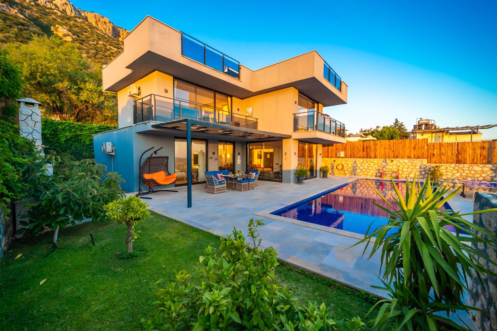 Akşam ışığında villa ve bahçe