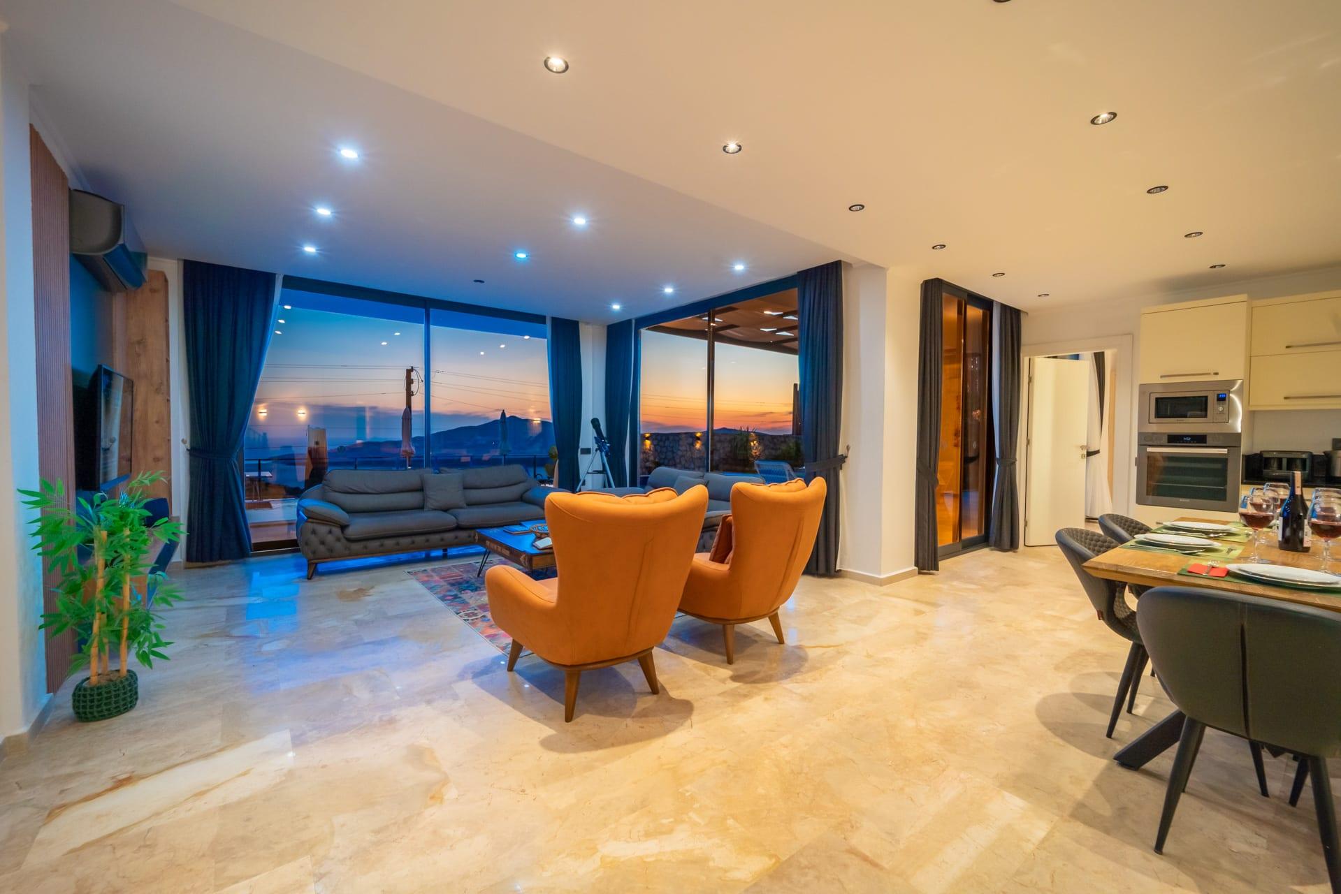 Akşam ışığında salon ve deniz manzarası