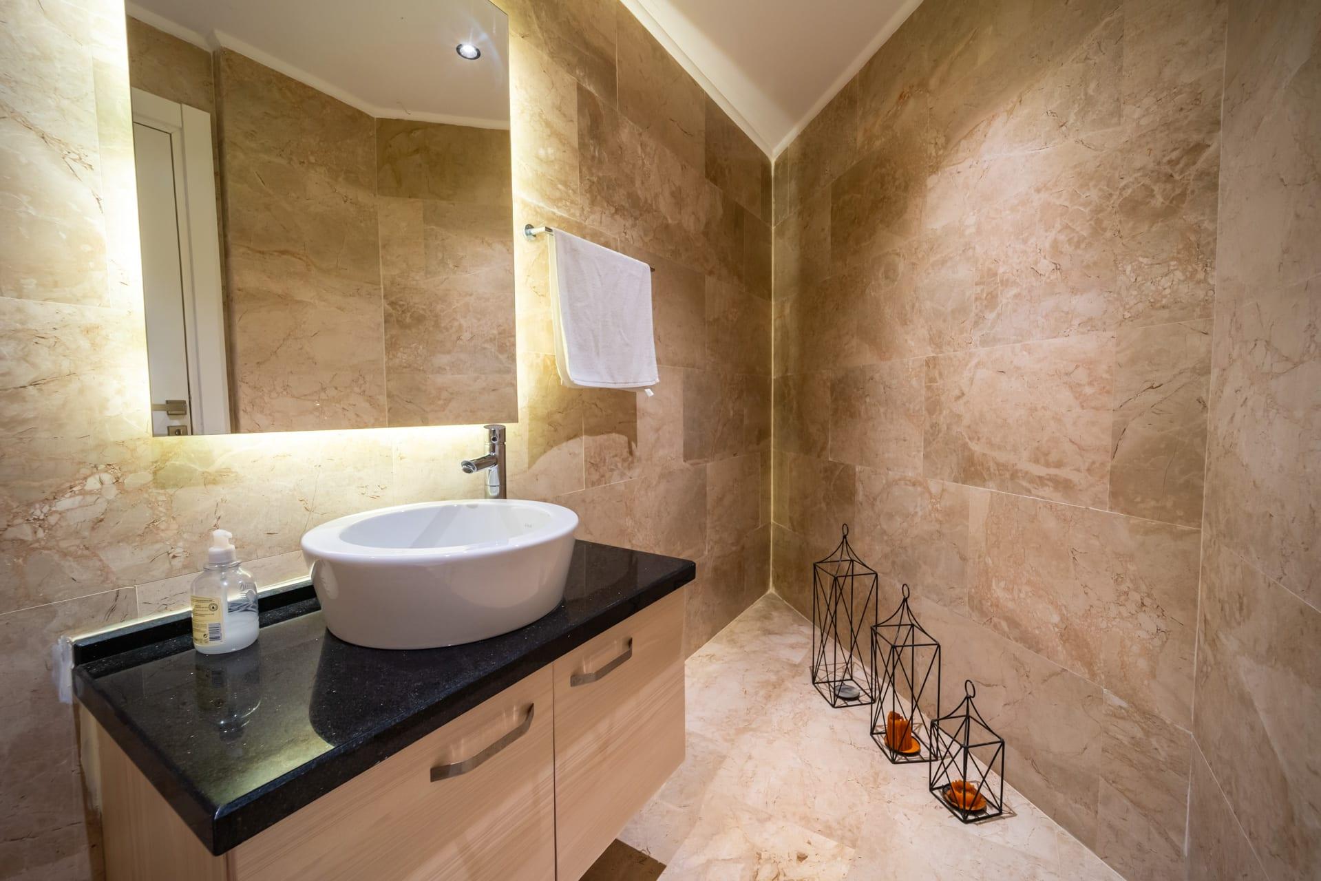 Banyo lavabo ve ayna detayı