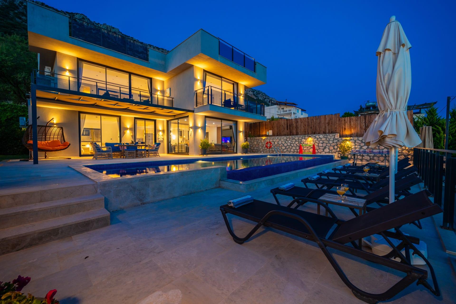 Gece aydınlatmasıyla villa cephesi