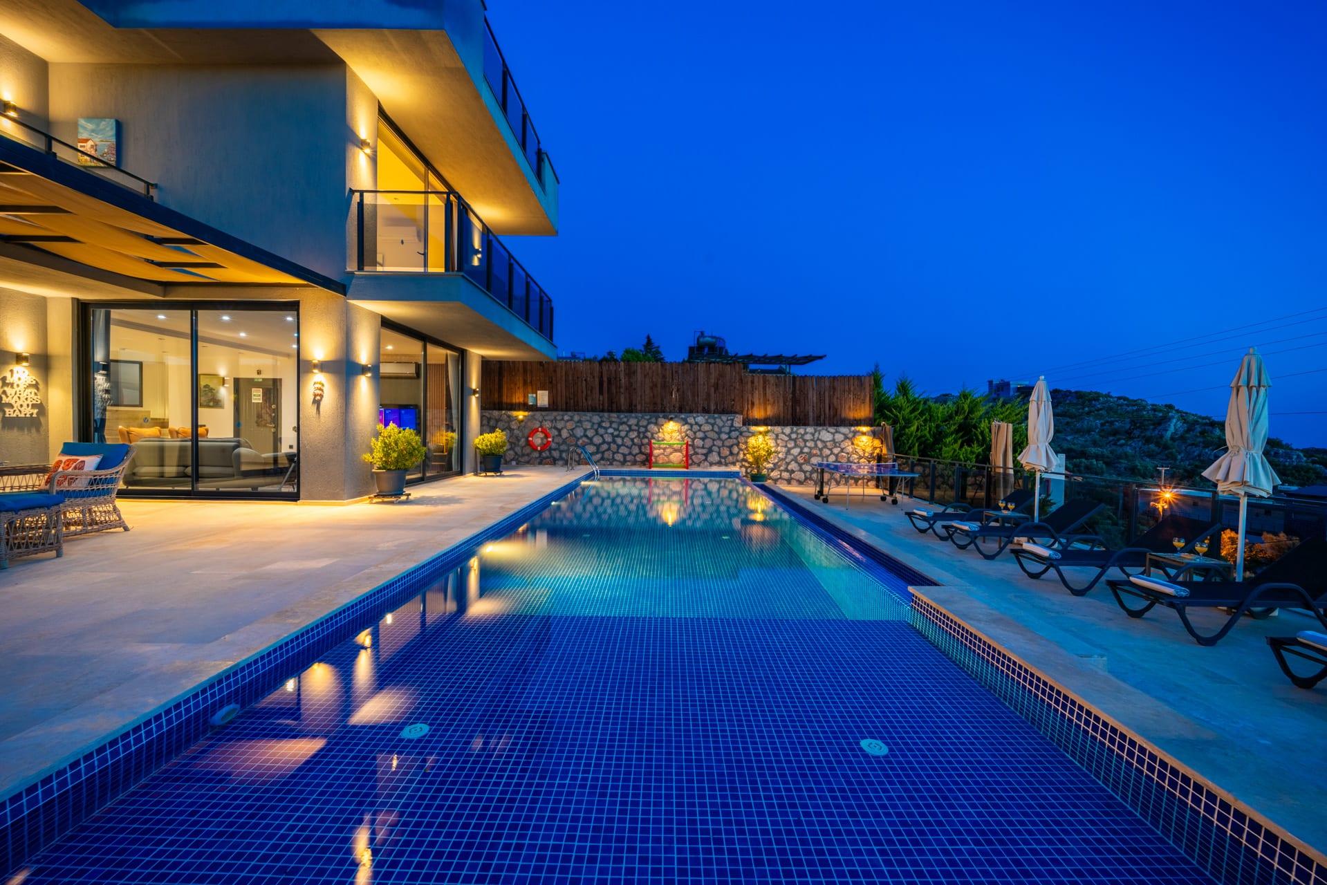 Gece aydınlatmalı havuz