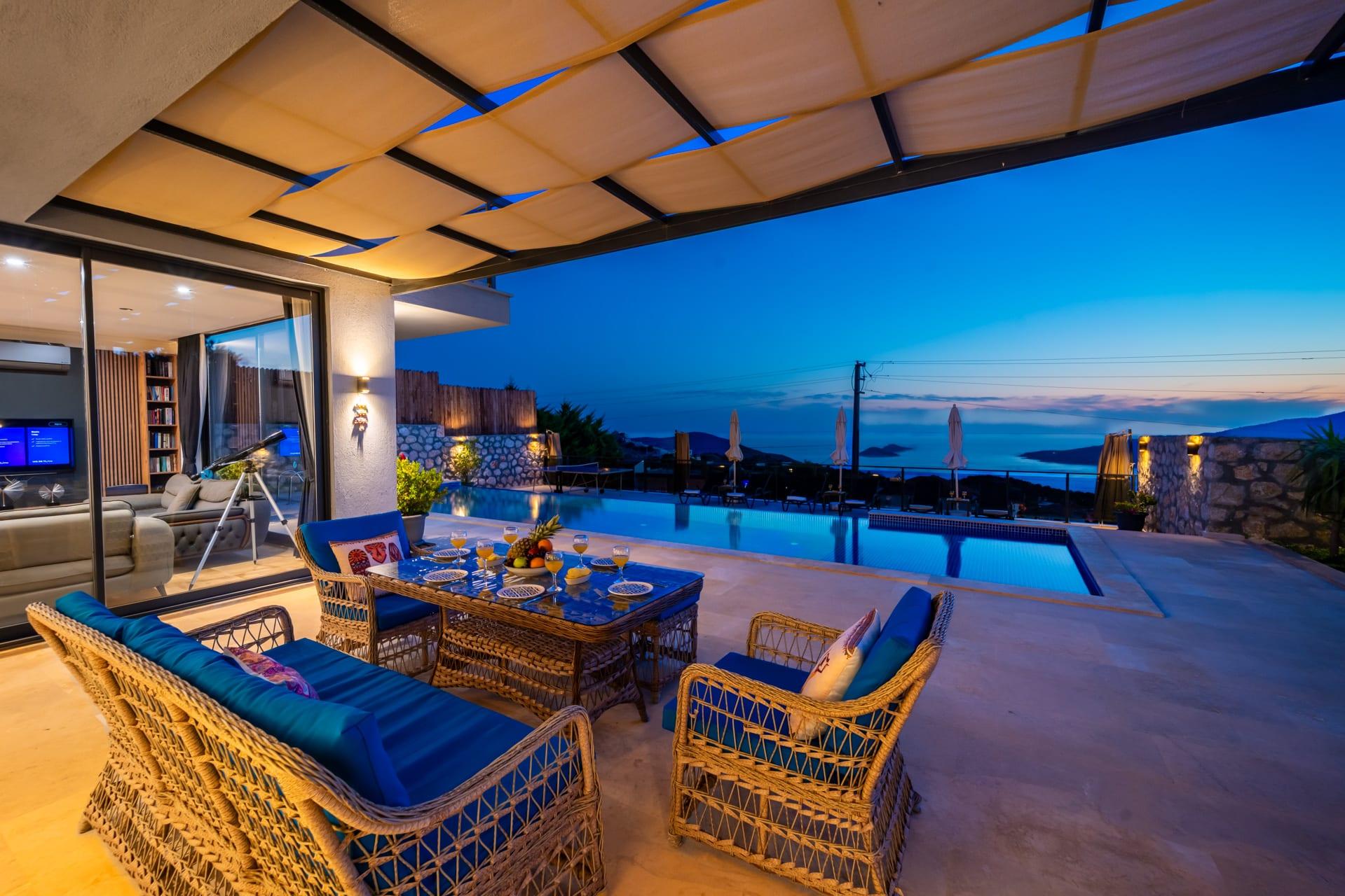 Gece pergola altında yemek ve oturma alanı