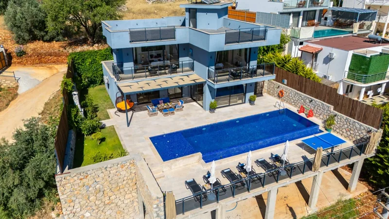 Havadan villa ve havuz — Villa Azde