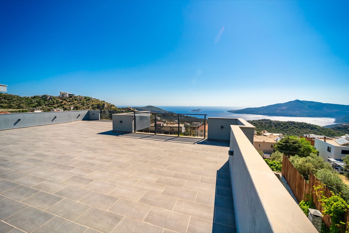 Çatı terası ve deniz — Villa Azde
