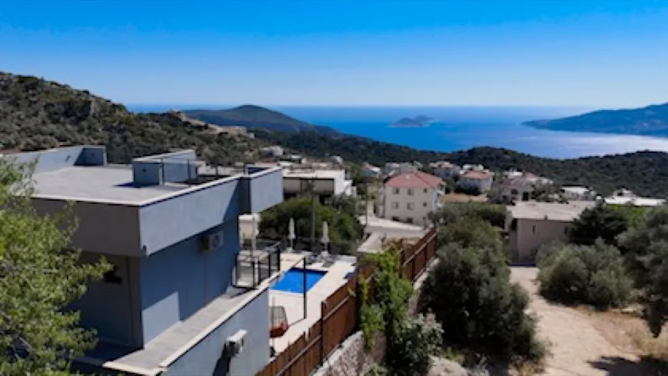 Villa Azde'nin havadan görünümü