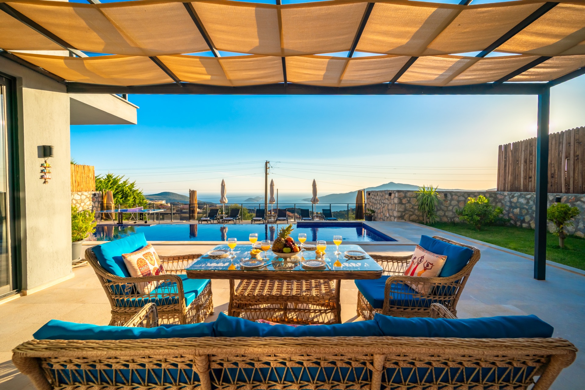 Pergola altında kurulu sofra ve deniz manzarası