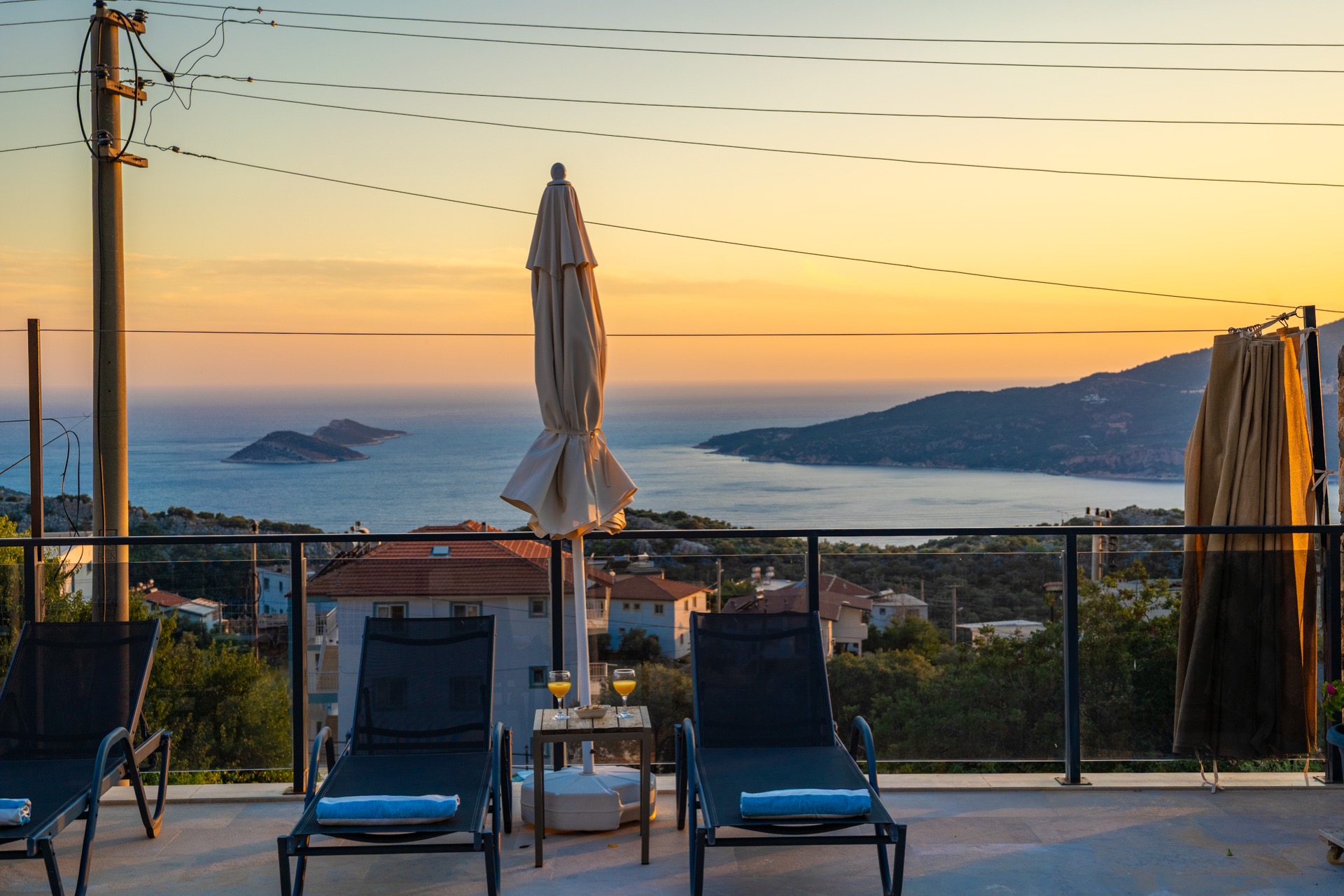 Terastan gün batımı ve deniz